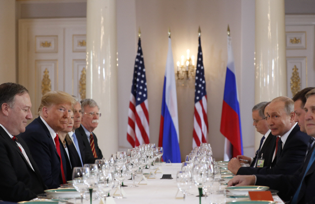 도널드 트럼프(왼쪽 가운데) 미국 대통령과 블라디미르 푸틴(오른쪽 가운데) 러시아 대통령이 16일 핀란드 헬싱키에서 일대일 회담을 마치고 측근들과 함께 업무 오찬을 가지고 있다. /헬싱키=AP연합뉴스