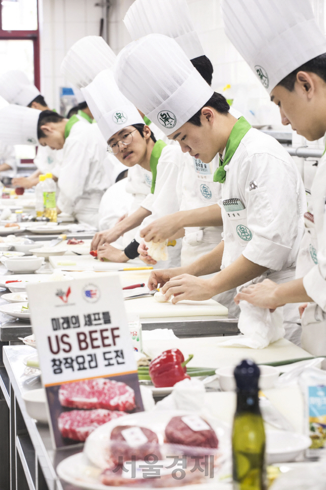 17일  경기도 시흥시 소재 한국조리과학고등학교에서 미국육류수출협회 후원 'US Beef 창작요리 경연대회'에 참가하고 있는 학생들이 요리에 열중하고 있다./사진제공=미국육류수출협회