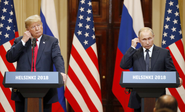 도널드 트럼프(왼쪽) 미국 대통령과 블라디미르 푸틴 러시아 대통령이 16일(현지시간) 핀란드 헬싱키에서 공동기자회견을 하고 있다. /헬싱키=EPA연합뉴스