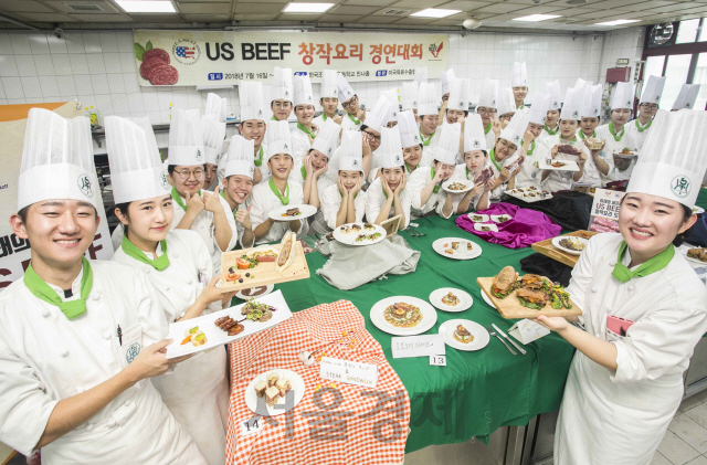 17일  경기도 시흥시 소재 한국조리과학고등학교에서 미국육류수출협회 후원 'US Beef창작요리 경연대회'에 참가하고 있는 학생들이 자신들이 개발한 창작요리를 선보이고 있다./사진제공=미국육류수출협회