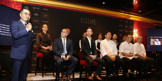 [사진=신세계조선호텔] 레스케이프 호텔 그랜드 오픈 기자간담회에 참석한 김범수 총지배인(가장 왼쪽)과 F&B 파트너들.