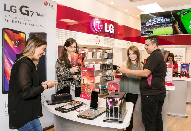 LG전자는 전략 스마트폰 LG G7 씽큐(ThinQ)를 브라질, 멕시코 등 중남미 시장에 출시했다고 17일 밝혔다. 브라질 상파울루 한 전자제품 매장에서 현지인들이 LG G7 씽큐를 살펴보고 있다. /사진제공=LG전자