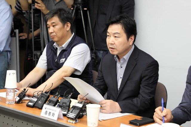 홍종학(왼쪽 두 번째) 중소벤처기업부 장관이 17일 오전 서울 동작구 소상공인연합회에서 열린 소상공인업계와의 간담회에서 모두발언을 하고 있다. /사진제공=중소벤처기업부