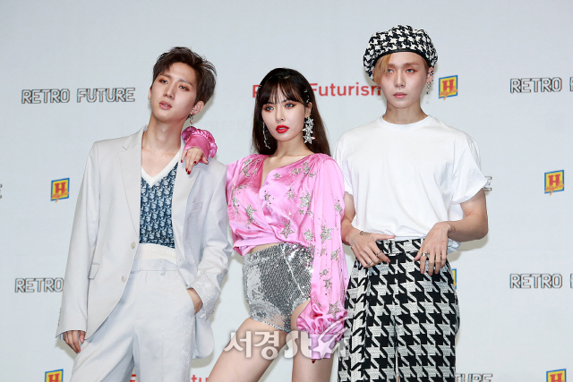 트리플 H(Triple H) 멤버 후이, 현아, 이던이 두 번째 미니앨범 ‘Retro Futurism‘ 미디어 쇼케이스에 참석해 포토타임을 갖고 있다.