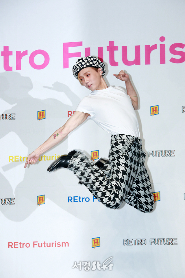 트리플 H(Triple H) 멤버 이던이 두 번째 미니앨범 ‘Retro Futurism‘ 미디어 쇼케이스에 참석해 포토타임을 갖고 있다.