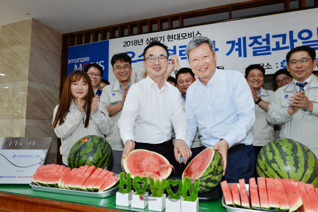 김대곤(앞줄 왼쪽) 현대모비스 구매지원담당 상무가 초복인 지난 17일 광주 소재 협력업체인 ㈜호원을 찾아 이 회사의 양진석 대표와 함께 수박을 자르고 있다. 현대모비스는 이달 말까지 전국 우수협력사 250곳과 1,300여 대리점에 감사장과 함께 수박 1만통을 전달할 예정이라고 18일 밝혔다. /사진제공=현대모비스