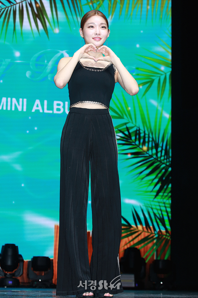 가수 청하가 세 번째 미니앨범 ‘블루밍 블루(Blooming Blue)’의 미디어 쇼케이스에 참석해 포토타임을 갖고 있다.
