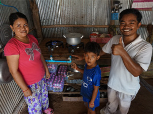 캄보디아의 한 가정에서 쿡스토브로 요리하고 있다. /사진제공=기후변화센터