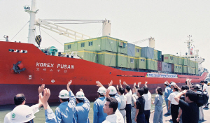 1997년 울산항에서 북한 경수로 공사에 쓰일 기자재를 실은 수송선이 첫 출항하고 있다. /사진제공=울산시