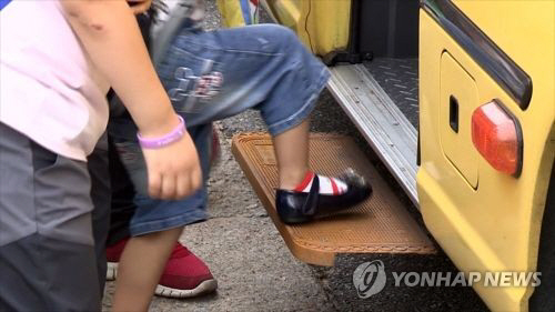 교육부와 한국교통한전공단은 어린이 통학버스 승하차 알림을 시범 실시한다고 발표했다./연합뉴스