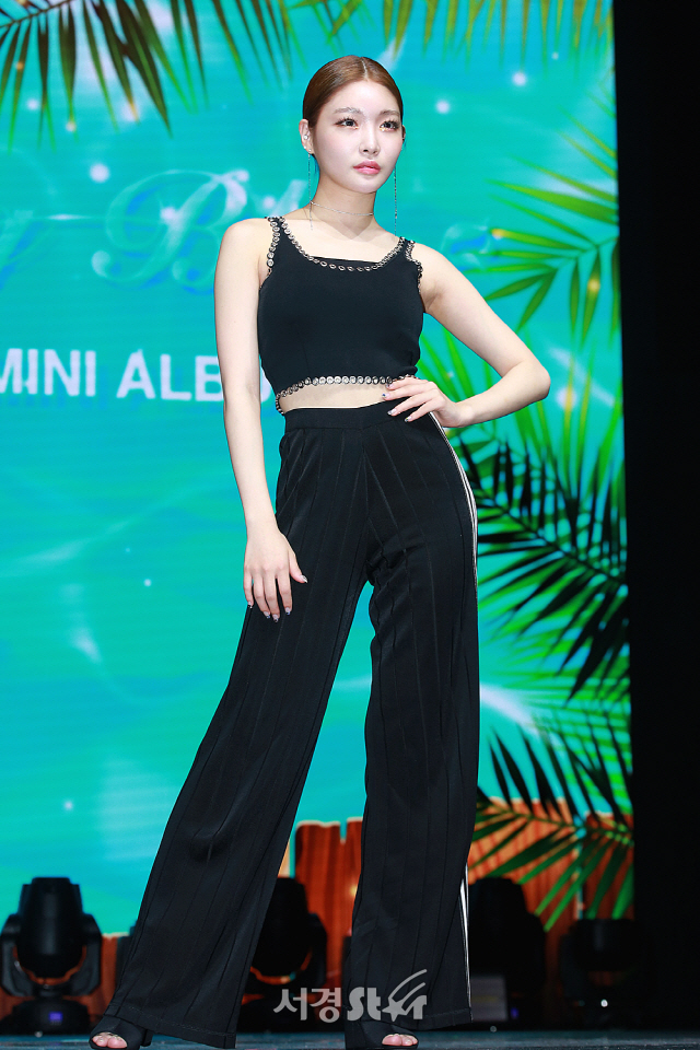 가수 청하가 세 번째 미니앨범 ‘블루밍 블루(Blooming Blue)’의 미디어 쇼케이스에 참석해 포토타임을 갖고 있다.