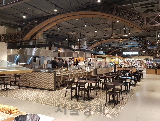 19일 그랜드 오픈한 AK플라자 수원점의 식품관 ‘수원 고메 타운’ 매장의 모습. /사진제공=AK플라자
