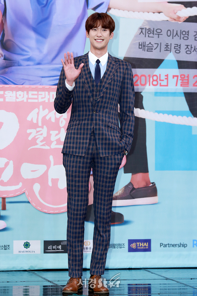 배우 김진엽이 MBC 새 월화드라마 ‘사생결단 로맨스’ 제작발표회에 참석해 포토타임을 갖고 있다.