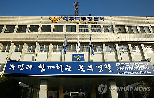 전국 인형뽑기방 지폐교환기에서 수 천만원을 챙긴 혐의로 A(35)씨와 B(29)씨가 붙잡혔다./연합뉴스