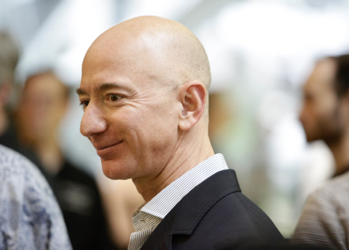 세계 최대의 전자상거래 업체 아마존의 시가 총액이 18일(현지시간) 1,000조원(9,000억달러)을 처음으로 돌파했다. 사진은 아마존 CEO 제프 베조스(Jeff Bezos)/연합뉴스AFP