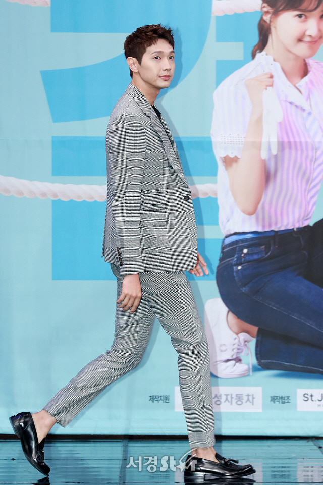 배우 지현우가 MBC 새 월화드라마 ‘사생결단 로맨스’ 제작발표회에 참석해 포토타임을 갖고 있다.