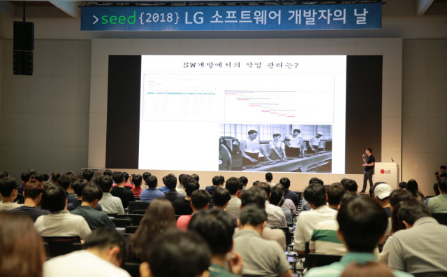 LG전자가 19일 서울 마곡동에 위치한 LG사이언스파크에서 개최한 ‘2018 LG 소프트웨어 개발자의 날’ 행사에서 SW공학연구소장인 엄위상 연구위원이 ‘협업으로 가는 길’을 주제로 키노트(Keynote) 연설을 하고 있다./사진제공=LG전자