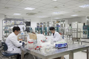 셀트리온 생명공학연구소 연구원들이 인천 송도 연구소에서 신약 개발에 몰두하고 있다./사진제공=셀트리온