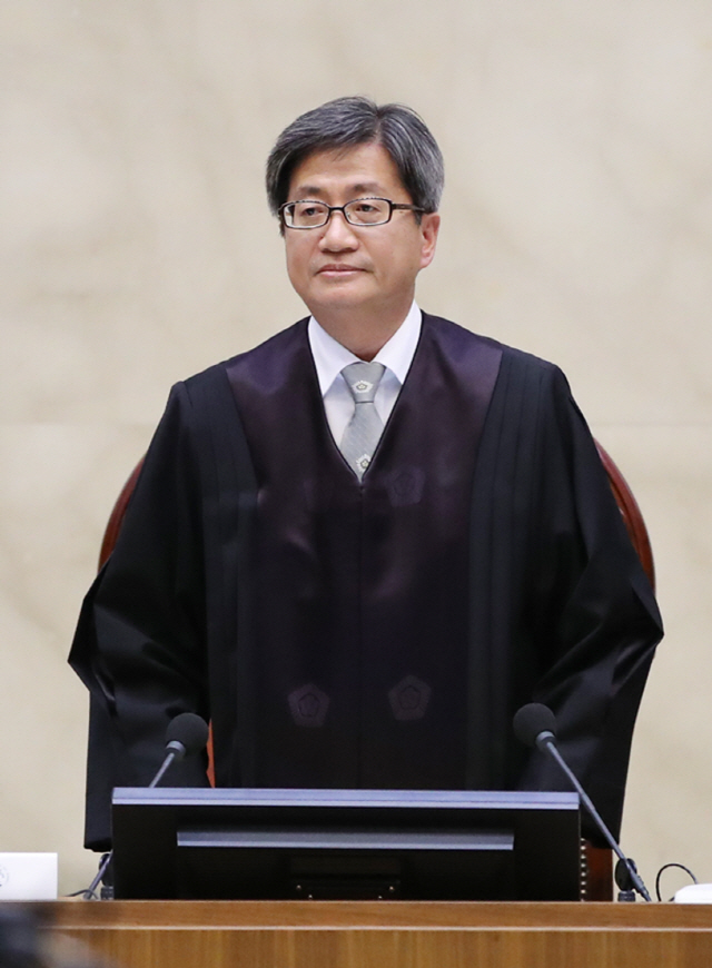 김명수 대법원장이 19일 서울 서초동 대법원에서 열린 전원합의체 선고에 참석하고 있다. /연합뉴스