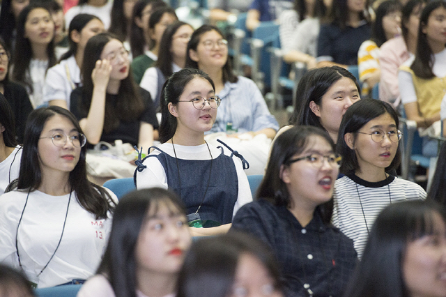 지난해 7월 이화여대에서 열린 ‘하이이화, 하이이화’ 프로그램에 참가한 학생들이 강의를 듣고 있다. /사진제공=이화여대