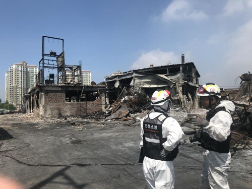 19일 오전 인천시 서구 오류동 합성수지 제조 공장에서 소방 관계자들이 화재 원인 조사를 위한 현장감식을 앞두고 대화를 나누고 있다./출처=연합뉴스