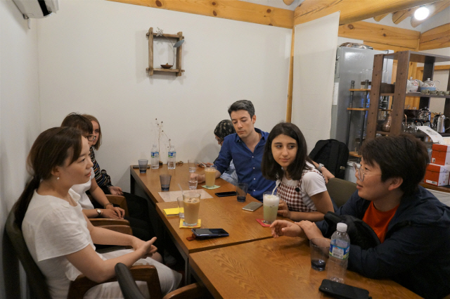 지난 13일 한국문학 번역 관련 단기 연수 프로그램인 ‘예비번역가 초청 연수’에 참석한 학생들이 최은영(왼쪽 첫번째) 작가의 말에 귀를 기울이고 있다. /사진제공=한국문학번역원