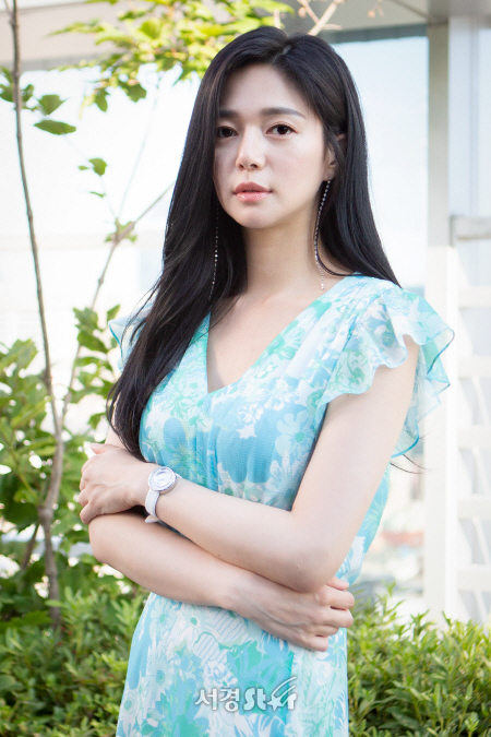 배우 이엘리야가 18일 오후 서울 강남구 서경스타 사옥에서 인터뷰에 앞서 포즈를 취하고 있다. / 사진=조은정 기자