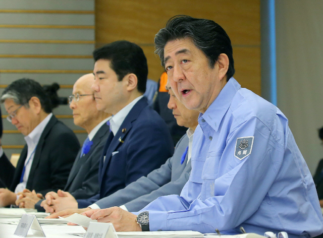 아베 신조(오른쪽) 일본 총리/도쿄=AFP연합뉴스