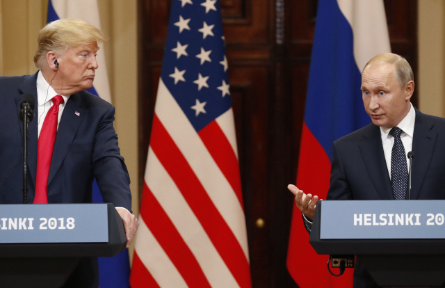 블라디미르 푸틴(오른쪽) 러시아 대통령과 도널드 트럼프 미국 대통령/헬싱키=EPA연합뉴스