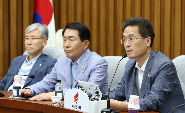 안상수(가운데) 자유한국당 의원이 20일 국회에서 열린 원내대책회의에 참석해 함진규(오른쪽) 정책위의장의 발언을 듣고 있다./연합뉴스