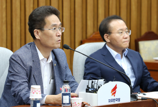 함진규(왼쪽) 자유한국당 정책위의장이 20일 오전 국회에서 열린 원내대책회의에서 발언하고 있다./연합뉴스