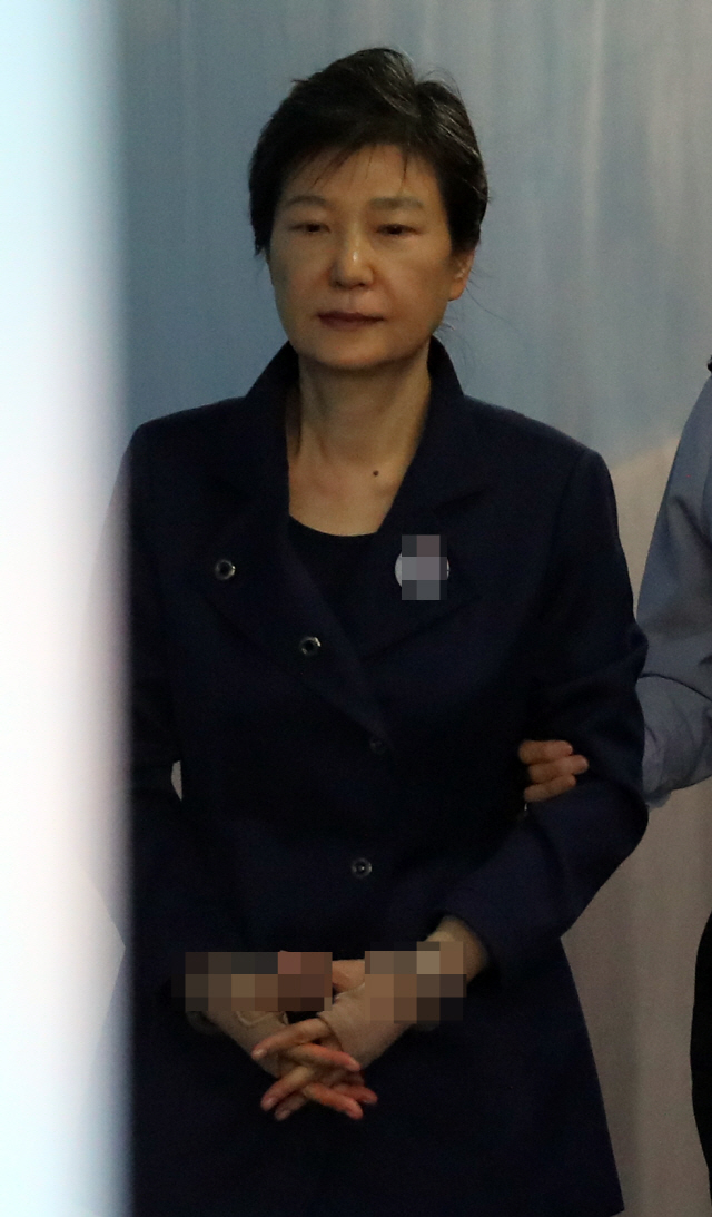 작년 10월 16일 박근혜 전 대통령이 구속 연장 후 첫 공판에 출석하기 위해 서울중앙지법에 들어서고 있는 모습./연합뉴스