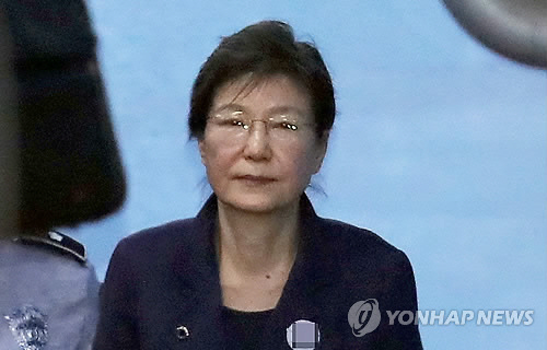 박근혜 특활비·공천개입 징역 8년… '국정농단' 더하면 1심서 32년