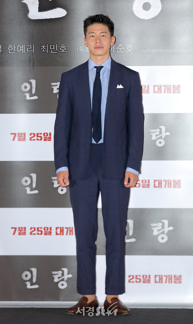 배우 김무열이 20일 오후 서울 용산구 CGV 용산아이파크몰에서 열린 영화 ‘인랑’ 언론시사회에 참석해 포토타임을 갖고 있다.