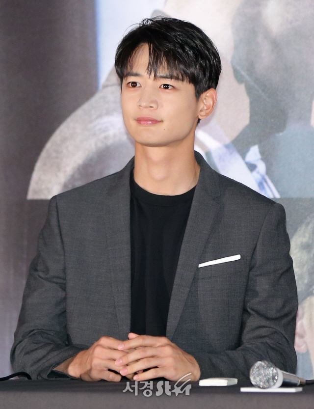 배우 최민호가 20일 오후 서울 용산구 CGV 용산아이파크몰에서 열린 영화 ‘인랑’ 언론시사회에 참석하고 있다.