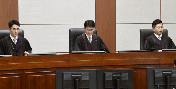 '인민재판 중단하라' '이게 법이냐' 재판장 메운 박근혜 지지자들