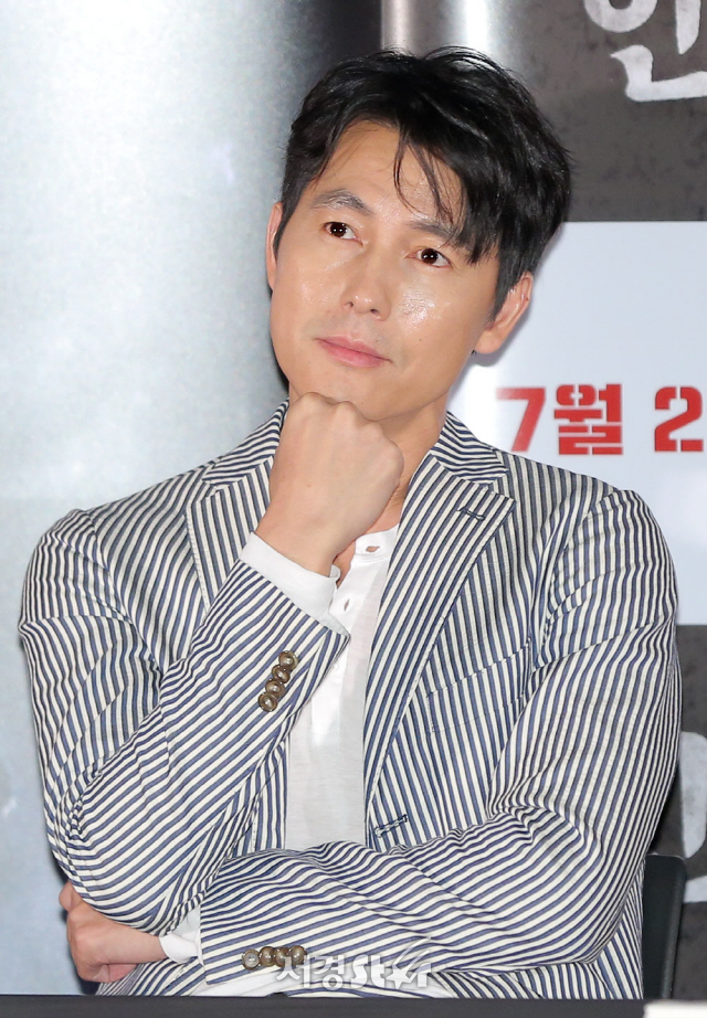 배우 정우성이 20일 오후 서울 용산구 CGV 용산아이파크몰에서 열린 영화 ‘인랑’ 언론시사회에 참석하고 있다.