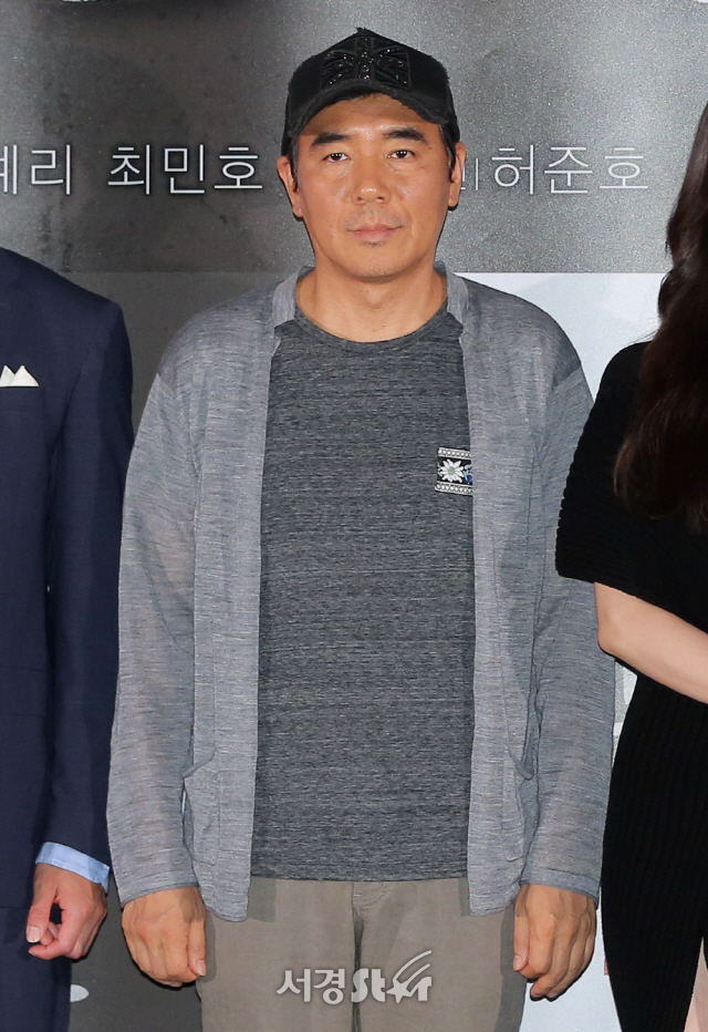 김지운 감독이 20일 오후 서울 용산구 CGV 용산아이파크몰에서 열린 영화 ‘인랑’ 언론시사회에 참석해 포토타임을 갖고 있다.