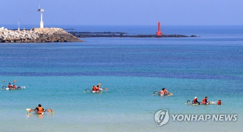 폭염경보가 내려진 20일 오전 제주시 조천읍 함덕서우봉 해변을 찾은 피서객들이 카약을 즐기고 있다. (사진=연합뉴스)