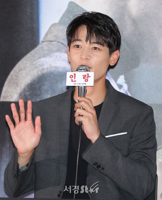 배우 최민호가 20일 오후 서울 용산구 CGV 용산아이파크몰에서 열린 영화 ‘인랑’ 언론시사회에 참석해 취재진의 질문에 답변을 하고 있다.