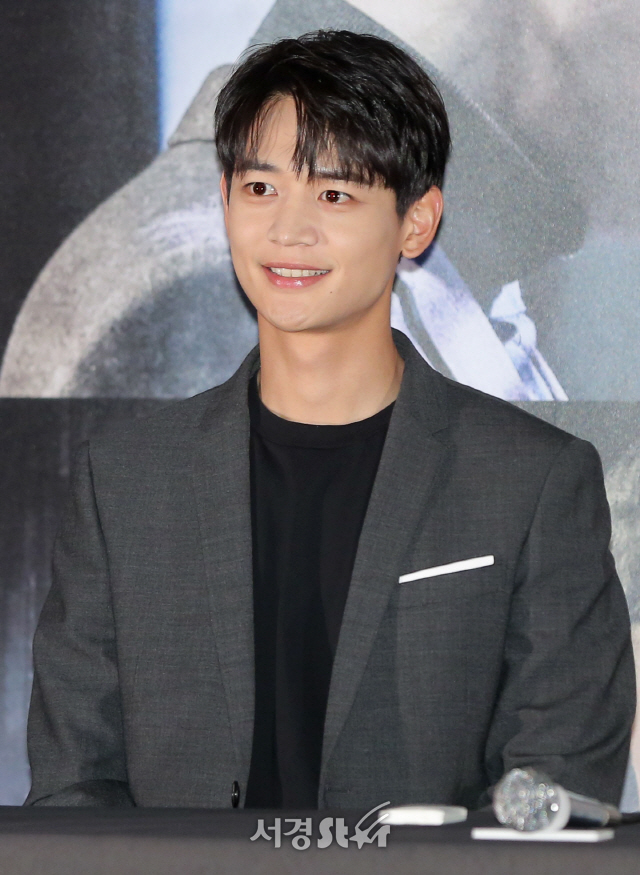 배우 최민호가 20일 오후 서울 용산구 CGV 용산아이파크몰에서 열린 영화 ‘인랑’ 언론시사회에 참석해 취재진의 질문을 듣고 있다.