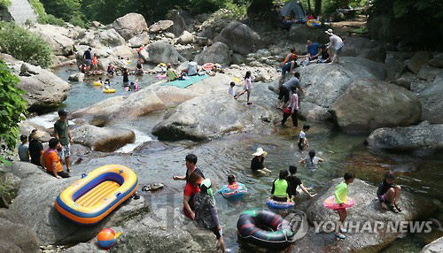 지리산 피아골 계곡을 찾은 여행객들이 물놀이를 즐기고 있다 . /연합뉴스