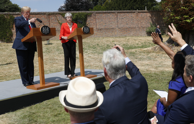 도널드 트럼프(왼쪽 첫번째) 미국 대통령이 지난 13일(현지시간) 테리사 메이 영국총리와의 공동 기자회견에서 질문을 요청하는 기자들을 가리키고 있다. /버킹엄셔=AP연합뉴스