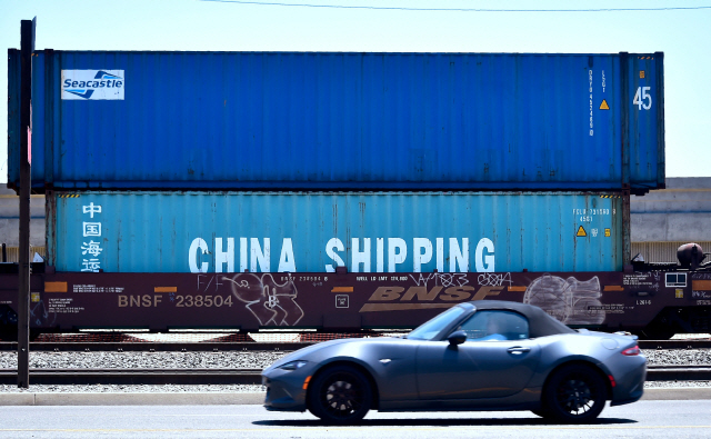 12일 미 캘리포니아주 롱비치항에 중국에서 들어온 컨테이너 화물이 선로 운송을 대기 중인 모습. / AFP연합뉴스