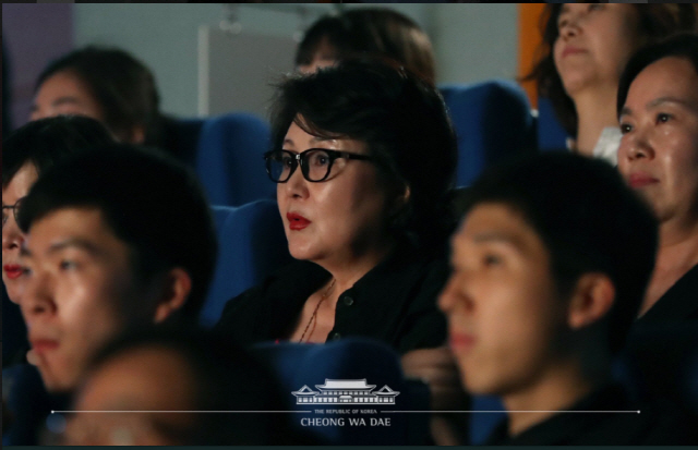 지난 20일 청와대에서 직원들과 영화를 관람하는 김정숙 여사의 모습. /청와대 트위터 캡쳐