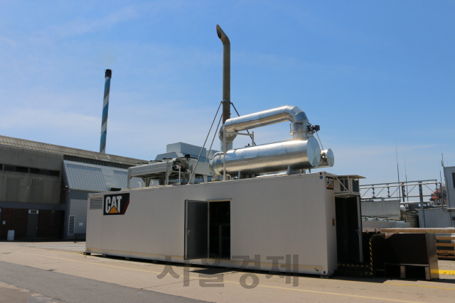 독일 만하임에 캐터필라 공장에 컨테이너 가스엔진발전기가 전시돼있다. 컨테이너 가스엔진발전기는 고객의 요청에 따라 크기를 조절할 수 있으며, 별도의 인프라 없이 전력 공급이 가능해 인기를 끌고 있다./김연하기자
