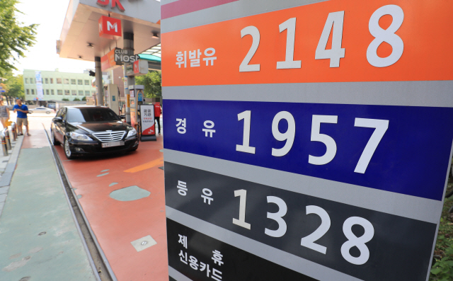 21일 한국석유공사 유가 정보 서비스인 ‘오피넷’에 따르면 7월 셋째주 국내 주유소에서 판매된 보통 휘발유 가격은 전주보다 ℓ당 평균 1.7원 오른 1,611.6원을 기록해 3년 5개월 만에 가장 높은 수준까지 올랐다. 사진은 22일 서울시내 한 주유소 모습./