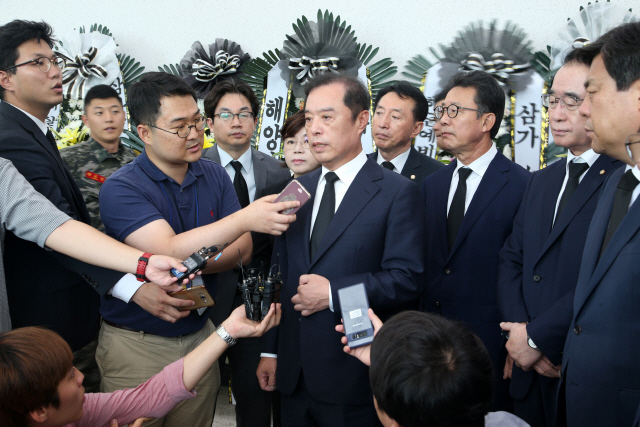 22일 경북 포항 해병대 1사단 김대식관에 마련된 마린온 헬기 사고 순직 장병 합동분향소에서 김병준 자유한국당 비상대책위원장이 조문한 뒤 취재진 질문에 답변하고 있다./포항=연합뉴스