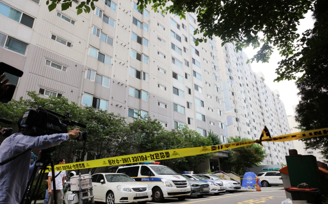 23일 오전 정의당 노회찬 원내대표가 투신 사망한 것으로 알려진 서울 중구 한 아파트에 폴리스 라인이 쳐져있다./연합뉴스