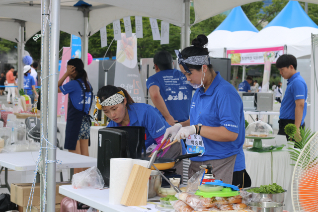 22일 광주 아시아문화전당 하늘마당에서 열린 ‘삼성 스마트 쿠킹 대회’ 참가자들이 ‘빠르고 간편한 요리’ 콘셉트로 요리를 하고 있다./사진제공=삼성전자
